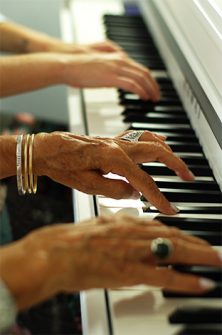 ηλικιωμένη-γυναίκα-παίζει-πιάνο-σε-συνεδρία-μουσικής-ψυχοθεραπείας